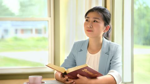 她终于告别了争名夺利的日子