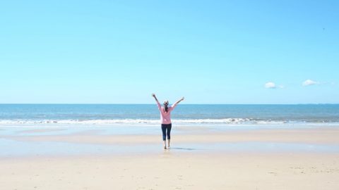 姊妹在海边跑步很开心