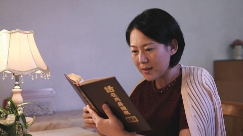 一個姊妹正在讀神話