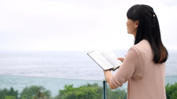 姊妹在戶外看書很開心