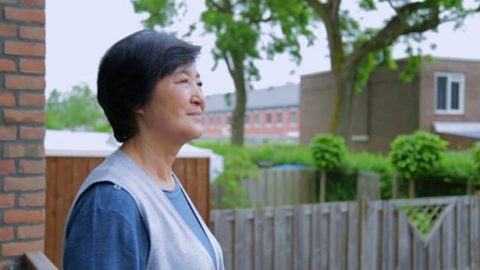 姊妹幸福地回憶信神時光