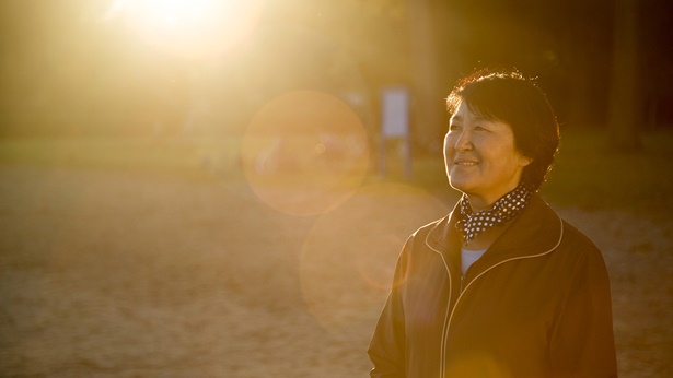 中年婦女在公園裡享受陽光的沐浴