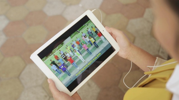 平板電腦上正在播放神話詩歌