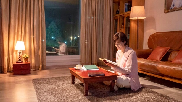 一個姊妹坐著看書