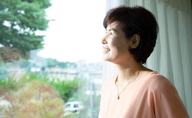 一個姊妹望向窗外