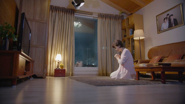 一個姊妹跪著禱告