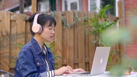 姊妹在電腦旁看神話