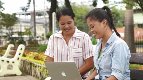 2個姊妹在電腦上看神話