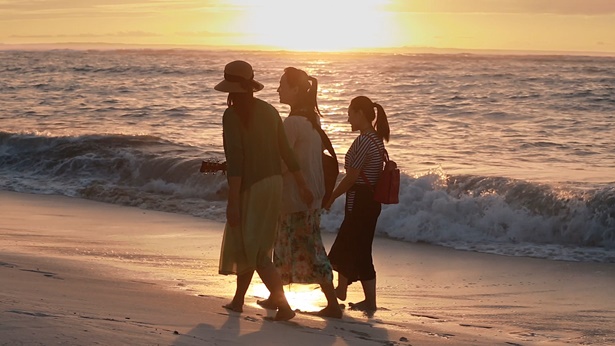 3個姊妹漫步海邊