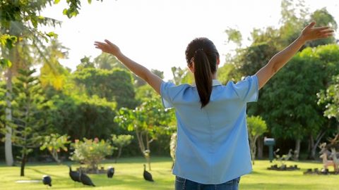 姊妹呼吸新鮮空氣