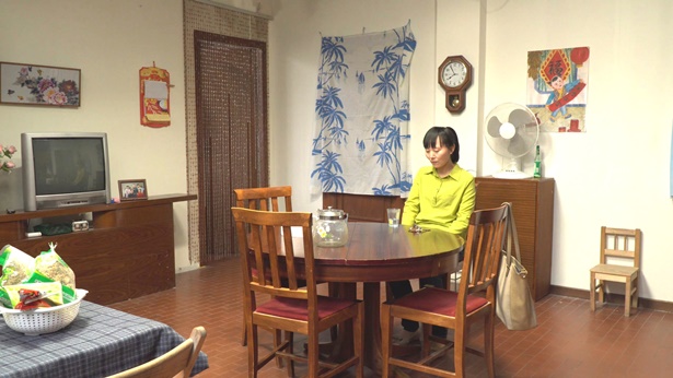 心情沮喪坐在桌子旁