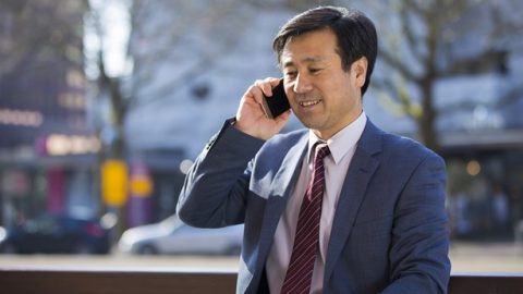 弟兄打電話很開心