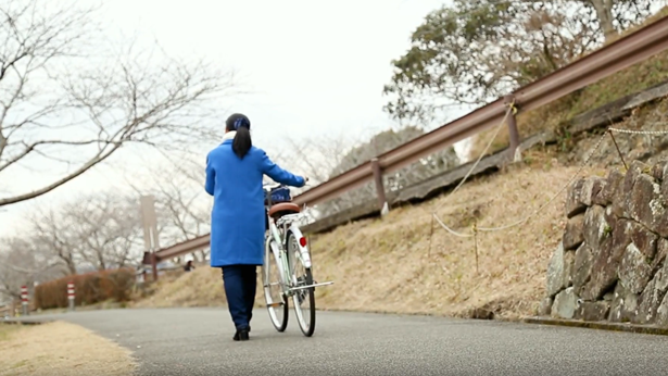 姊妹推著自行車回家