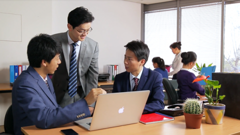 團隊一起討論工作